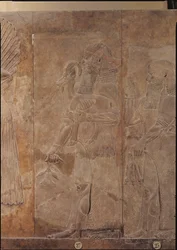 Rilievo raffigurante Sargon II (721-705 a.C.) o un sacerdote che porta una gazzella sacrificale, dal Palazzo di Sargon II a Khorsabad, Iraq